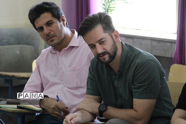 کارگاه هنرهای نمایشی و عروسک‌گردانی در دبیرستان دخترانه شریعت‌ شهرری
