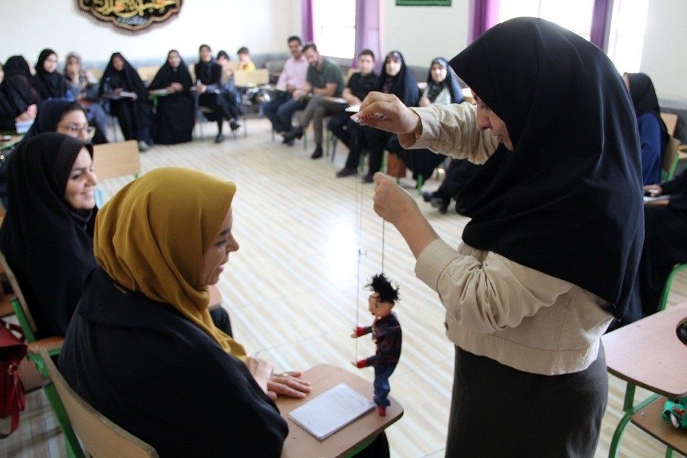 کارگاه هنرهای نمایشی و عروسک‌گردانی در دبیرستان دخترانه شریعت‌ شهرری