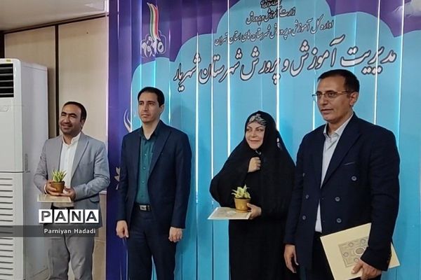 تجلیل از دانش‌آموز خبرنگاران فعال در سطح شهرستان‌شهریار