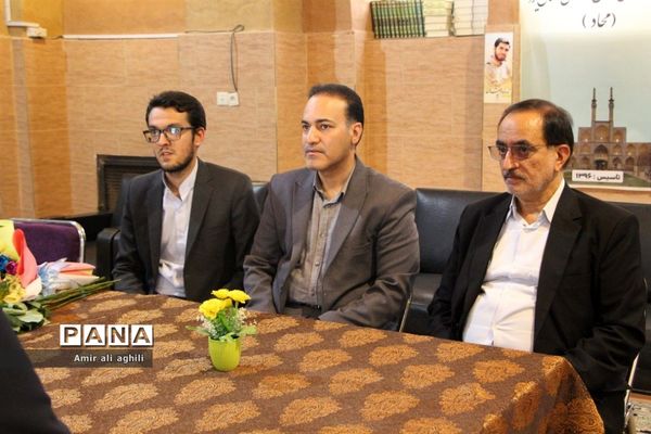تجلیل مدیرکل آموزش و پرورش استان یزد از تعدادی از دانش‌آموز خبرنگاران پانا