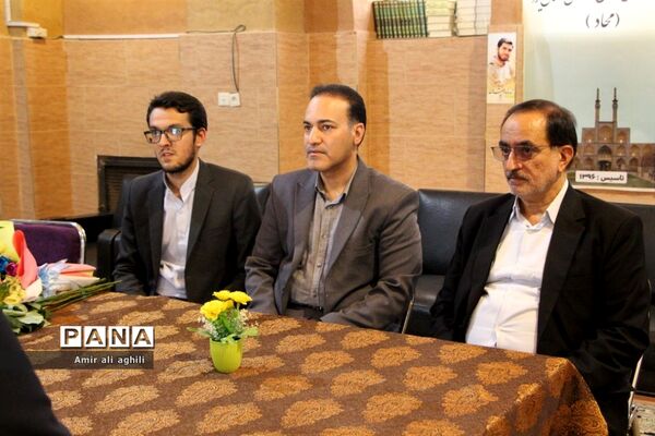 تجلیل مدیرکل آموزش و پرورش استان یزد از تعدادی از دانش‌آموز خبرنگاران پانا