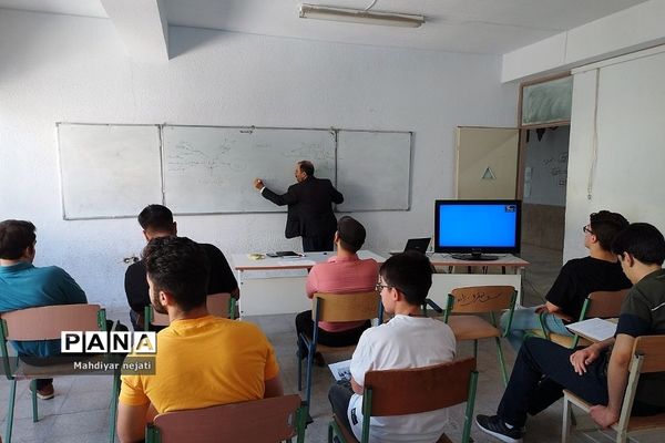 برگزاری کارگاه مشاوره کنکور و روش‌های نوین مطالعه در دبیرستان پسرانه سما رودهن