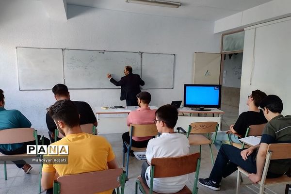 برگزاری کارگاه مشاوره کنکور و روش‌های نوین مطالعه در دبیرستان پسرانه سما رودهن