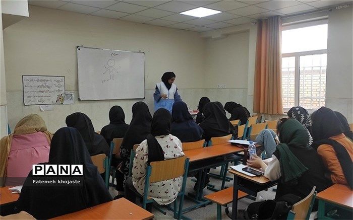 برگزاری کلاس‌های او‌قات‌فراغت آموزش امدادگری در مدرسه فرهنگ قرچک/فیلم