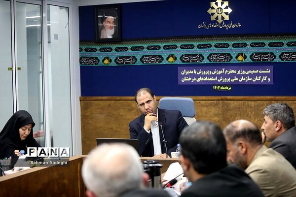 بازدید وزیر آموزش و پرورش از سازمان ملی پرورش استعدادهای درخشان