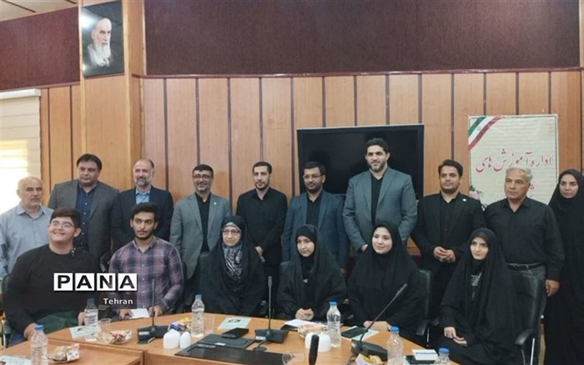 هدف  کتاب گردش و شکم گردی،  آشنایی گردشگران با اماکن گردشگری شهر تهران است