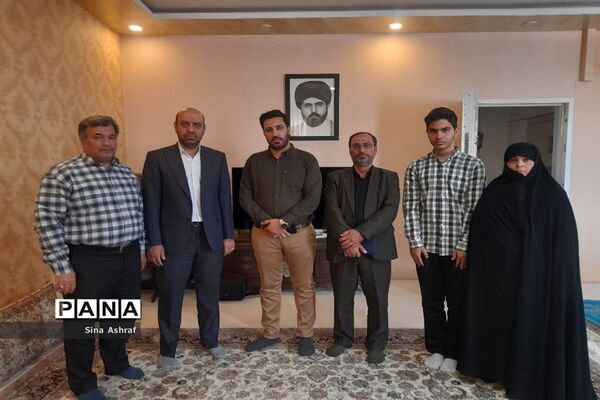 دیدار مدیر آموزش و پرورش ناحیه ۳ مشهد مقدس با خانواده شهید «سید هادی علوی نسب»