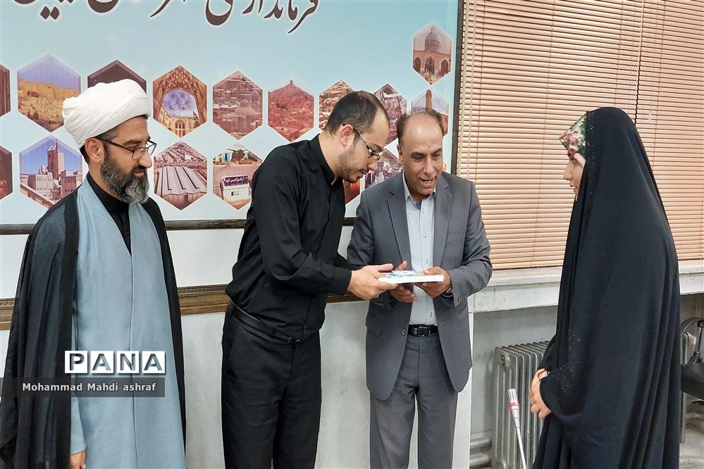 تجلیل از خبرنگار پانا در  روز خبرنگار با حضور مسئولان شهرستان نایین