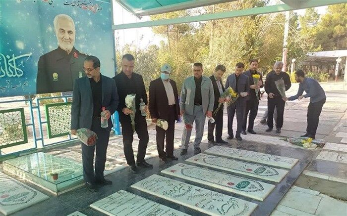 ادای احترام کارکنان آموزش و پرورش ناحیه یک قم به شهدای مدافع حرم
