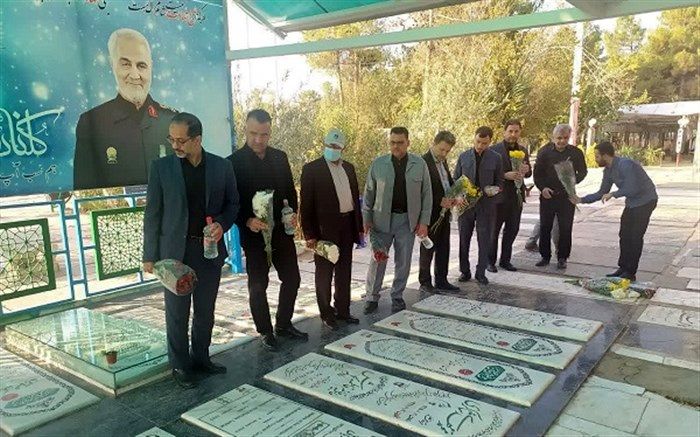 ادای احترام کارکنان آموزش و پرورش ناحیه یک قم به شهدای مدافع حرم