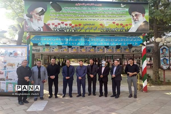 غبارروبی مزار شهدای مدافع حرم با حضور کارکنان آموزش و پرورش قم