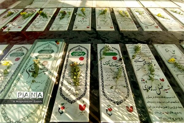 غبارروبی مزار شهدای مدافع حرم با حضور کارکنان آموزش و پرورش قم