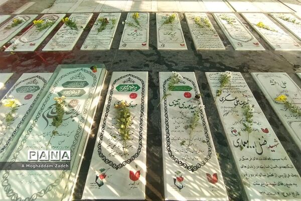 غبارروبی مزار شهدای مدافع حرم با حضور کارکنان آموزش و پرورش قم