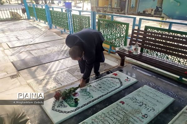 غبارروبی مزار شهدای مدافع حرم با حضور کارکنان آموزش و پرورش قم
