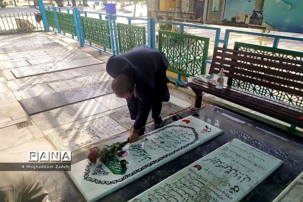 غبارروبی مزار شهدای مدافع حرم با حضور کارکنان آموزش و پرورش قم