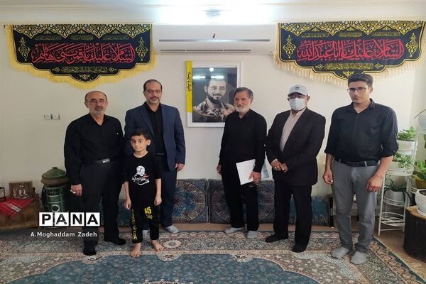 غبارروبی مزار شهدای مدافع حرم با حضور کارکنان آموزش و پرورش قم