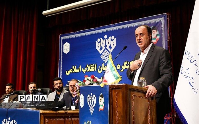 معلم می‌تواند جایگزین همه کاستی‌ها باشد