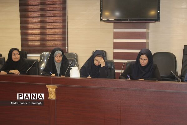 آیین رونمایی از پوستر مسابقه بزرگ کتابخوانی «ستاره‌ها چیدنی نیستند» و «بی پرده با حجاب» در بوشهر