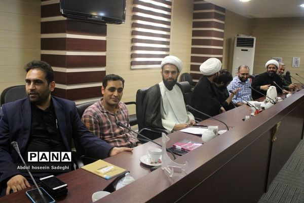 آیین رونمایی از پوستر مسابقه بزرگ کتابخوانی «ستاره‌ها چیدنی نیستند» و «بی پرده با حجاب» در بوشهر