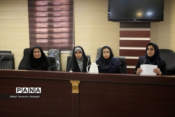 آیین رونمایی از پوستر مسابقه بزرگ کتابخوانی «ستاره‌ها چیدنی نیستند» و «بی پرده با حجاب» در بوشهر