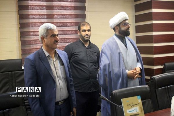 آیین رونمایی از پوستر مسابقه بزرگ کتابخوانی «ستاره‌ها چیدنی نیستند» و «بی پرده با حجاب» در بوشهر