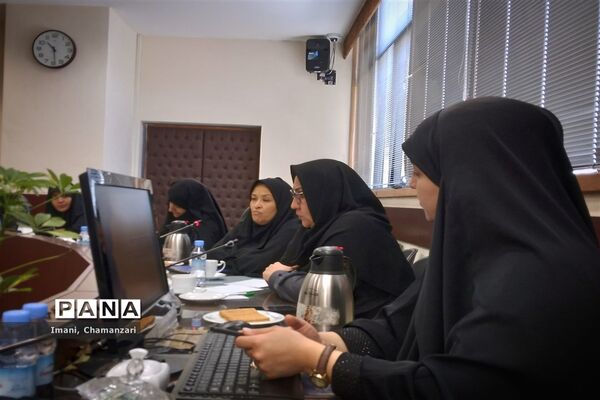دومین نشست تخصصی هیات اندیشه‌ورز کمیسیون بانوان و خانواده با حضور اعضای سازمان دانش‌آموزی خراسان‌رضوی