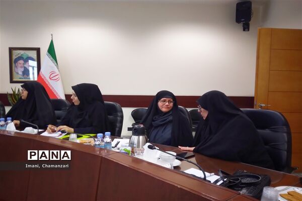 دومین نشست تخصصی هیات اندیشه‌ورز کمیسیون بانوان و خانواده با حضور اعضای سازمان دانش‌آموزی خراسان‌رضوی