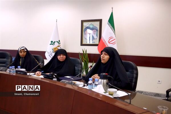 دومین نشست تخصصی هیات اندیشه‌ورز کمیسیون بانوان و خانواده با حضور اعضای سازمان دانش‌آموزی خراسان‌رضوی