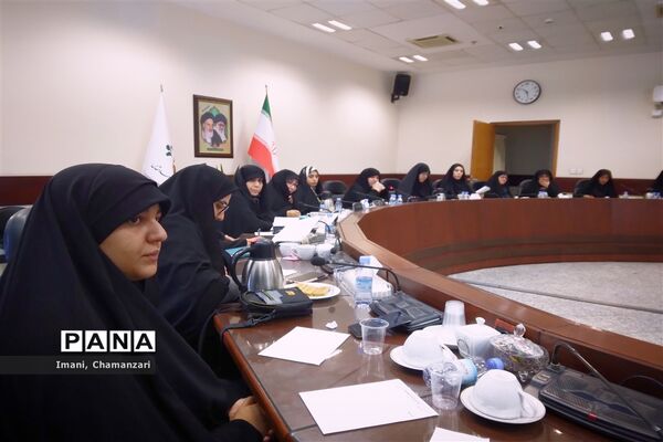 دومین نشست تخصصی هیات اندیشه‌ورز کمیسیون بانوان و خانواده با حضور اعضای سازمان دانش‌آموزی خراسان‌رضوی