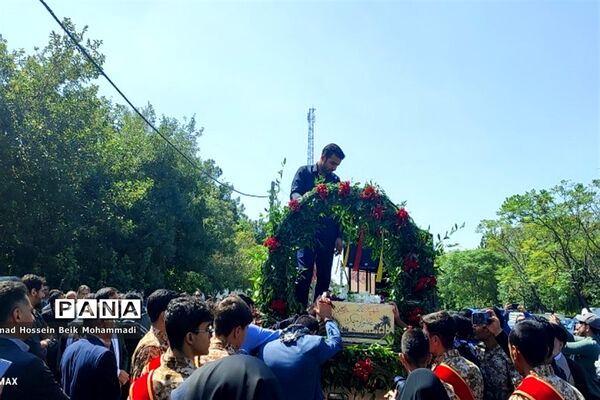 تشییع پیکر شهید دانش‌آموز در اداره‌کل آموزش و پرورش شهرستان‌های استان تهران