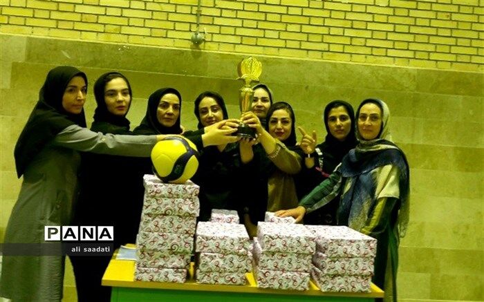 تیم شهید میرزاییان شهر لایین قهرمان مسابقات چهارجانبه والیبال بانوان فرهنگی شد