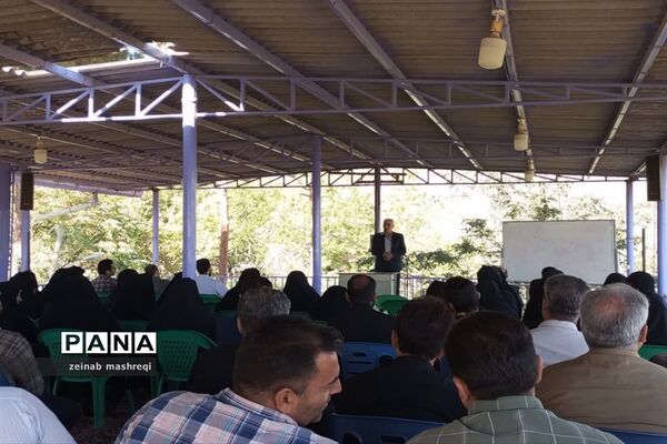 کلاس‌های توان افزایی مربیان پیشتاز سازمان دانش‌آموزی در اردوی قطب شمال استان اصفهان
