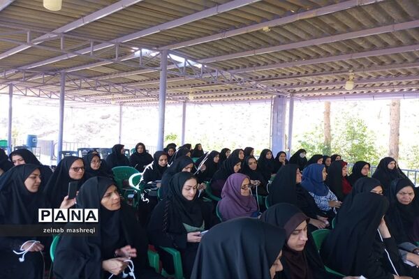 کلاس‌های توان افزایی مربیان پیشتاز سازمان دانش‌آموزی در اردوی قطب شمال استان اصفهان