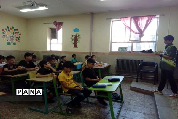 برگزاری کلاس آموزشی مکعب ‌روبیک با تدریس دانش‌آموز خبرنگار پانا