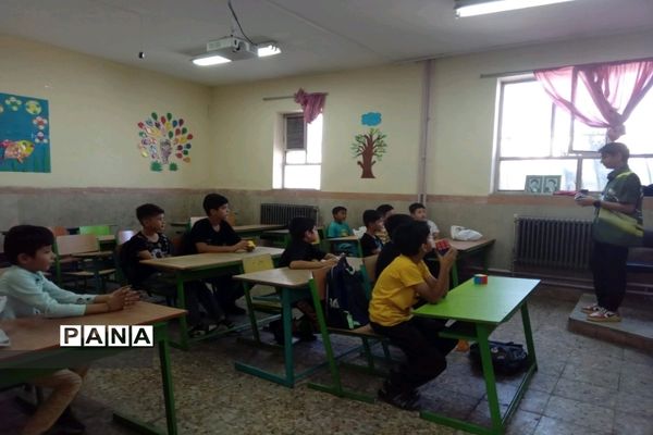 برگزاری کلاس آموزشی مکعب ‌روبیک با تدریس دانش‌آموز خبرنگار پانا