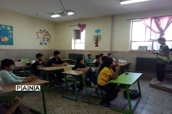 برگزاری کلاس آموزشی مکعب ‌روبیک با تدریس دانش‌آموز خبرنگار پانا