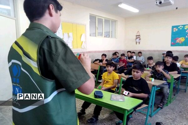 برگزاری کلاس آموزشی مکعب ‌روبیک با تدریس دانش‌آموز خبرنگار پانا