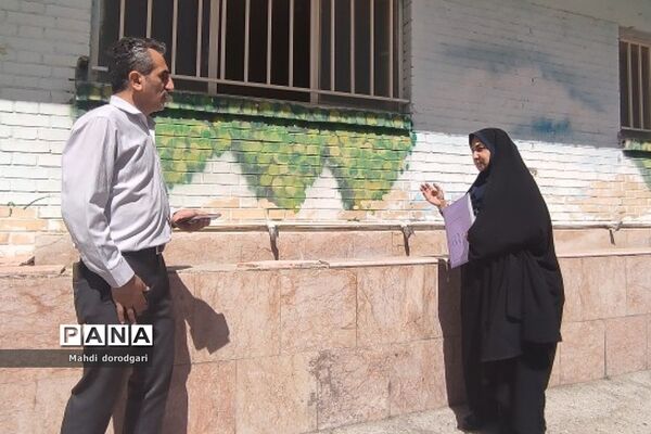 بازدید کارشناس متوسطه اول  از روند پروژه مهر دبیرستان شهید بهشتی رودهن