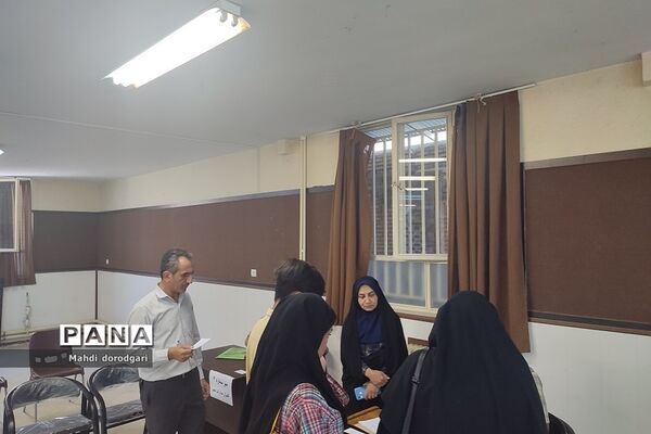 بازدید کارشناس متوسطه اول  از روند پروژه مهر دبیرستان شهید بهشتی رودهن