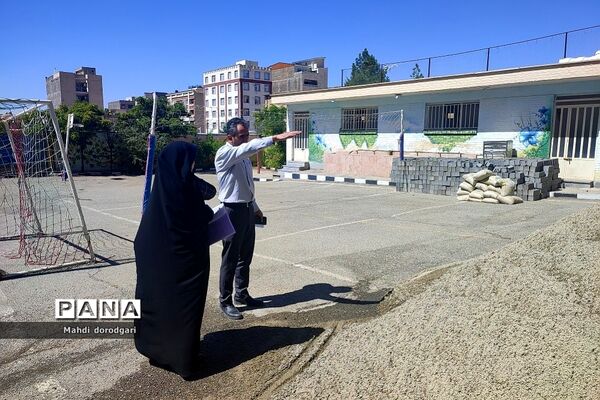 بازدید کارشناس متوسطه اول  از روند پروژه مهر دبیرستان شهید بهشتی رودهن