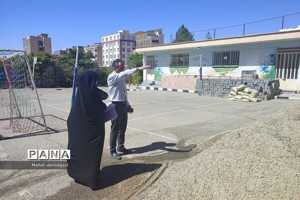 بازدید کارشناس متوسطه اول  از روند پروژه مهر دبیرستان شهید بهشتی رودهن