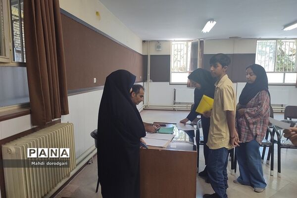 بازدید کارشناس متوسطه اول  از روند پروژه مهر دبیرستان شهید بهشتی رودهن