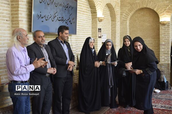 تجلیل از داوران و عوامل اجرایی جشنواره فرهنگی هنری ناحیه یک