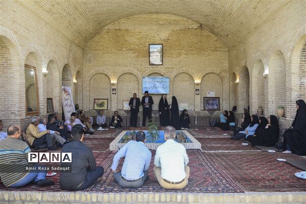 تجلیل از داوران و عوامل اجرایی جشنواره فرهنگی هنری ناحیه یک