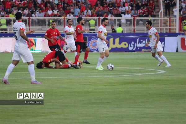 دیدار مسابقه فوتبال لیگ برتر بین تیم های تراکتور و پرسپولیس