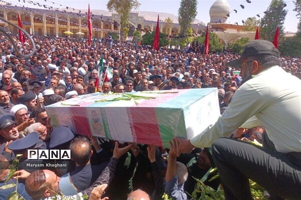 وداع با ۲  شهید حادثه تروریستی با حضور پر شور مردم شیراز