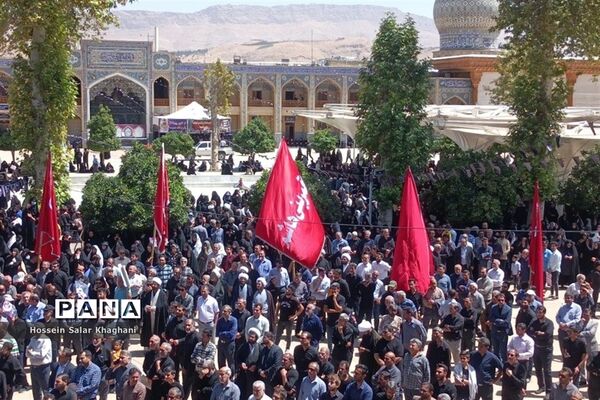 وداع با ۲  شهید حادثه تروریستی با حضور پر شور مردم شیراز