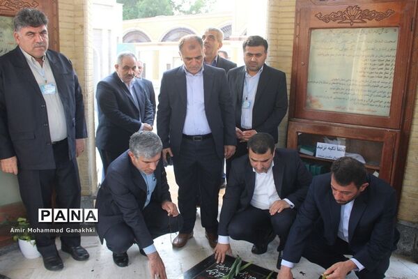 عطر افشانی و غبار روبی قبور مطهر شهدای فرهنگی و دانش‌آموز بوشهر