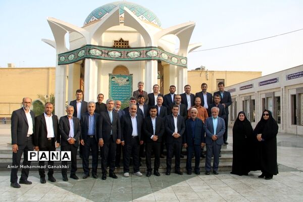 عطر افشانی و غبار روبی قبور مطهر شهدای فرهنگی و دانش‌آموز بوشهر