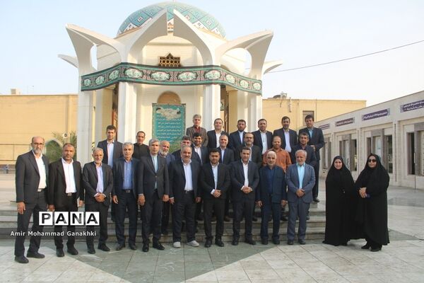عطر افشانی و غبار روبی قبور مطهر شهدای فرهنگی و دانش‌آموز بوشهر